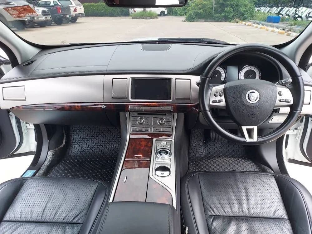 2010 Jaguar — photo 1 of 3